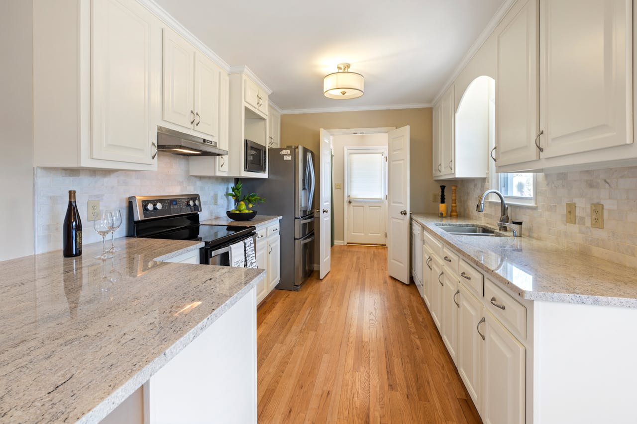 creative-02 Spacious white kitchen featuring elegant countertops and modern appliances.